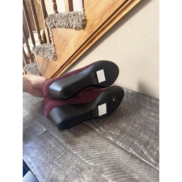 Clarks Boots Womens 8 Wide Ankle Burgundy Wedge Heel Suede Zip Up Casual Boho - Picture 6 of 6